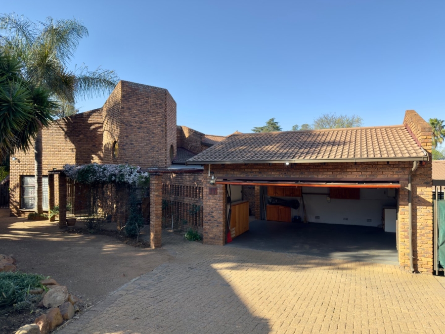 To Let 3 Bedroom Property for Rent in Glenvista Gauteng
