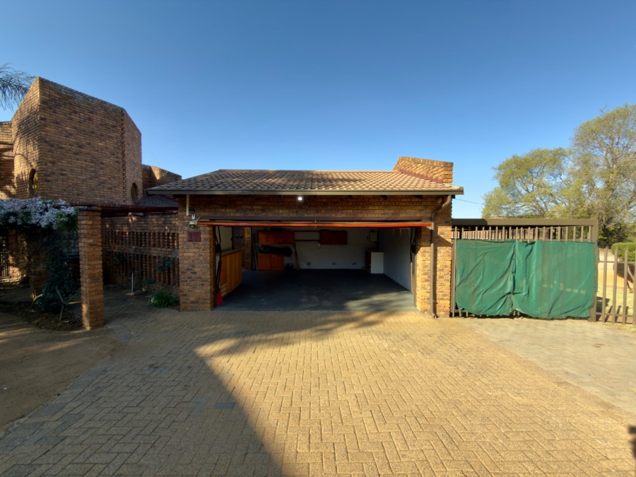 To Let 3 Bedroom Property for Rent in Glenvista Gauteng