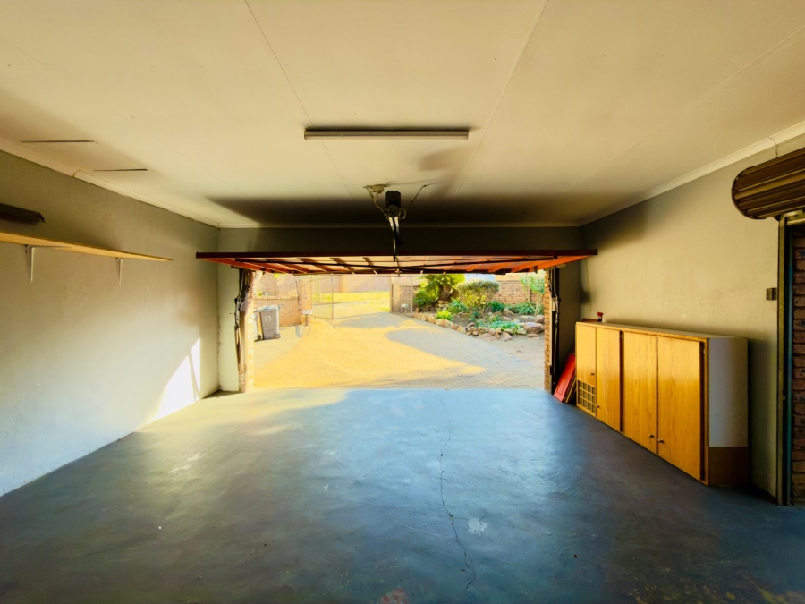 To Let 3 Bedroom Property for Rent in Glenvista Gauteng