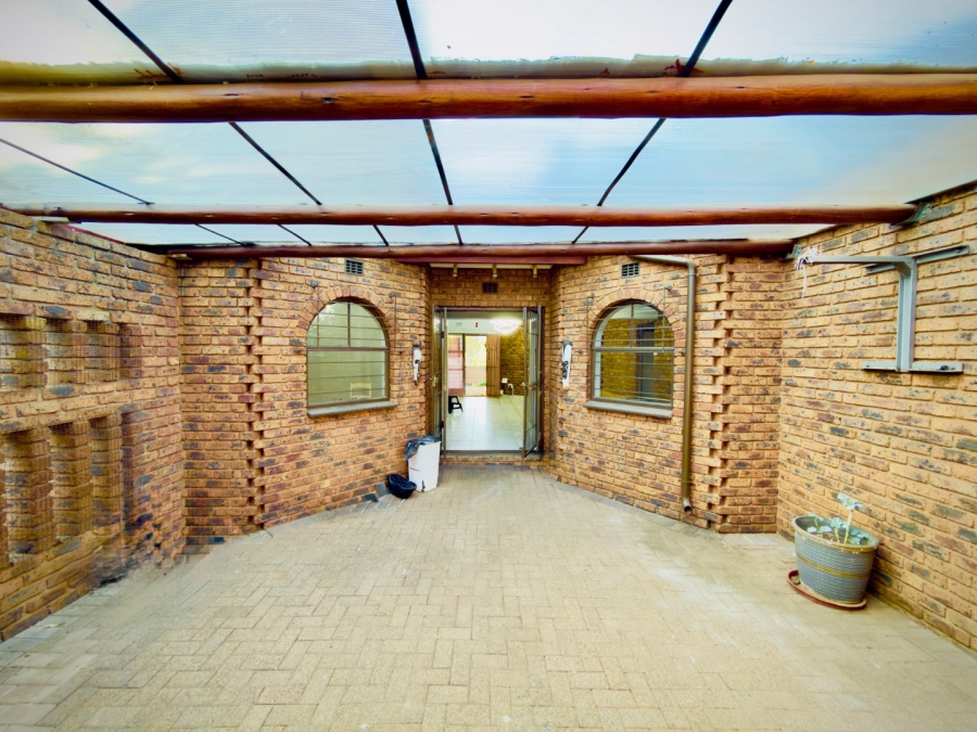 To Let 3 Bedroom Property for Rent in Glenvista Gauteng