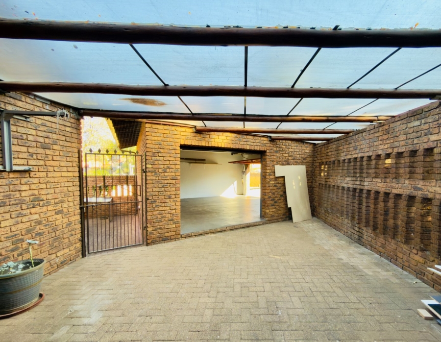 To Let 3 Bedroom Property for Rent in Glenvista Gauteng