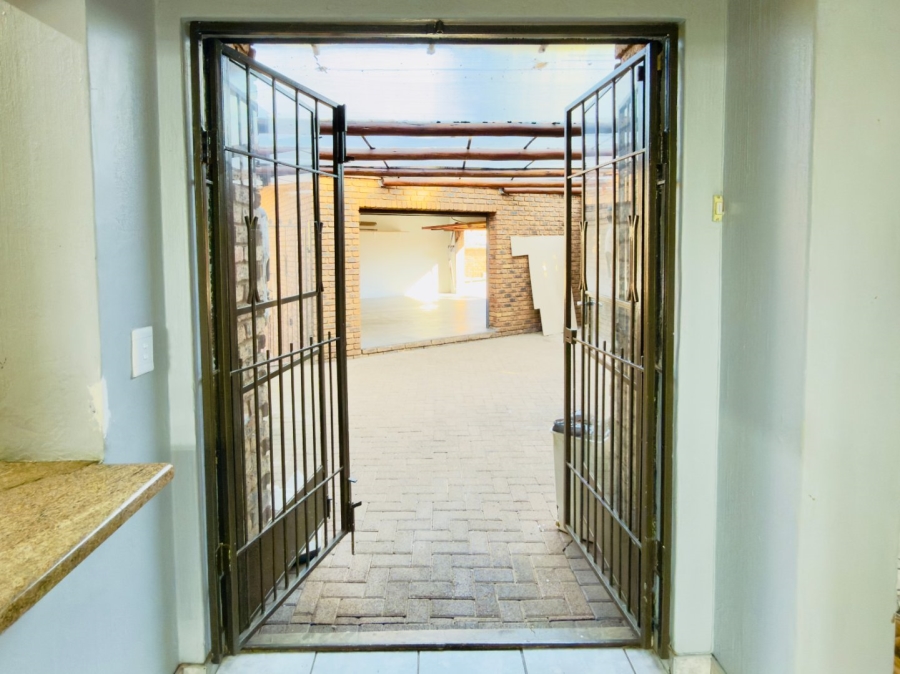 To Let 3 Bedroom Property for Rent in Glenvista Gauteng