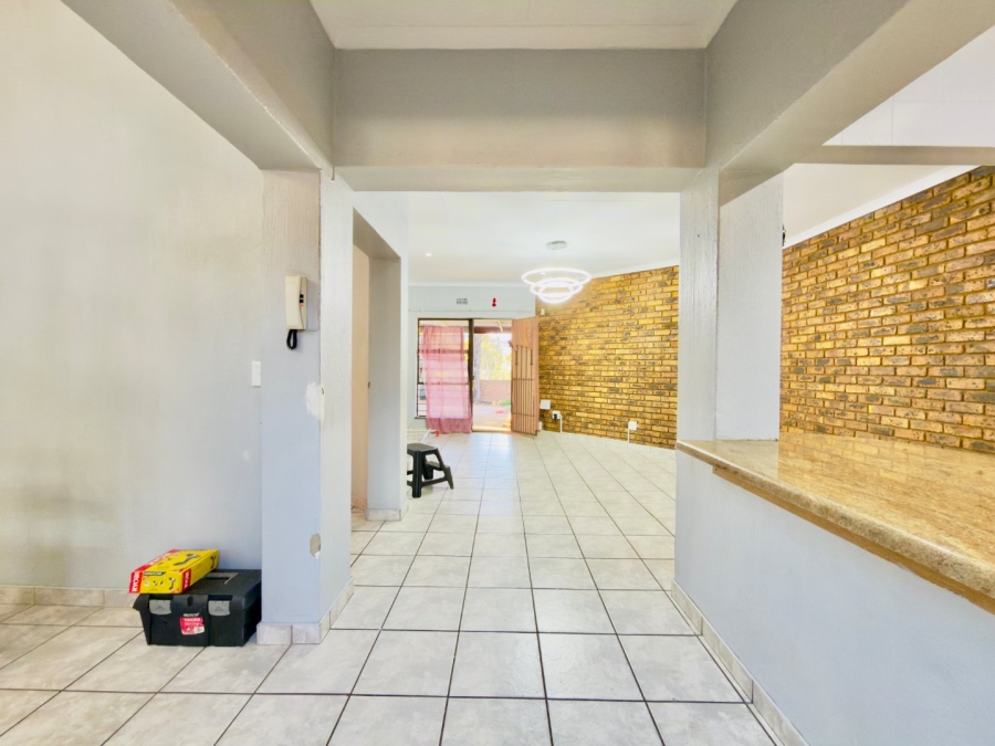 To Let 3 Bedroom Property for Rent in Glenvista Gauteng