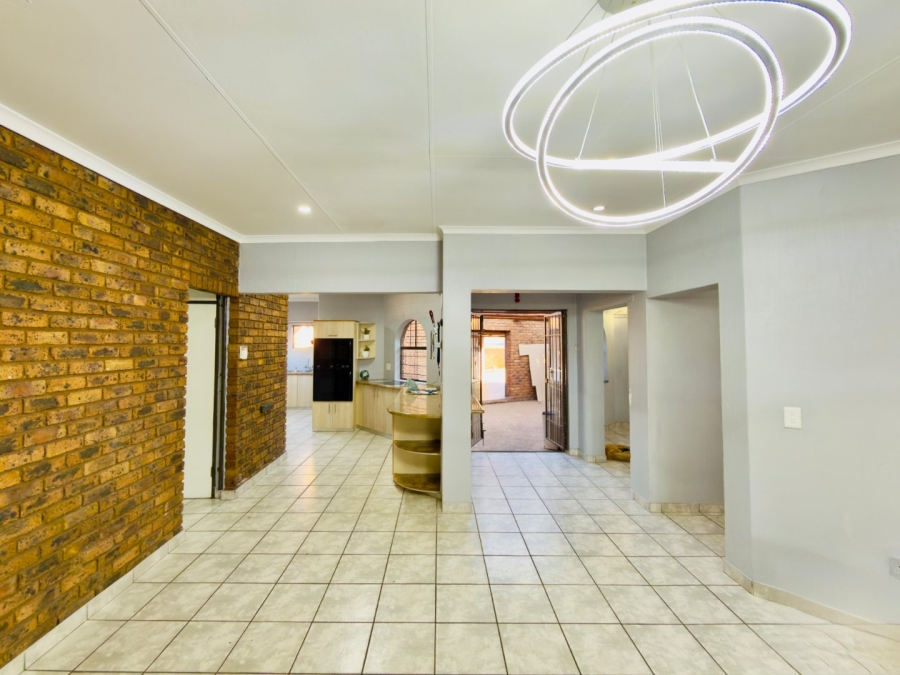 To Let 3 Bedroom Property for Rent in Glenvista Gauteng