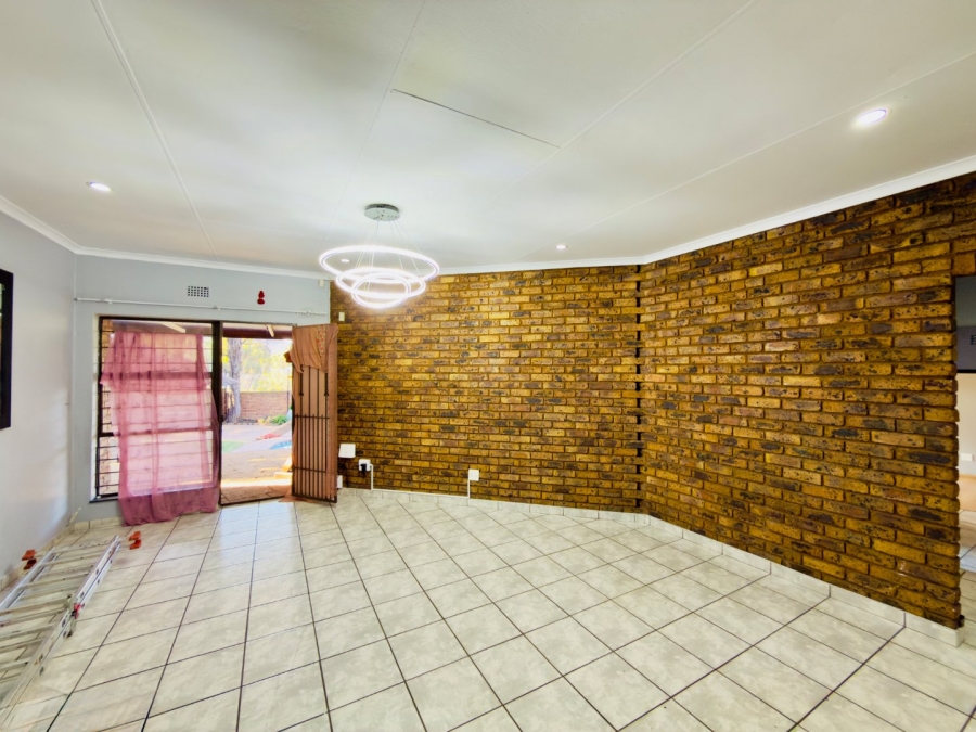 To Let 3 Bedroom Property for Rent in Glenvista Gauteng
