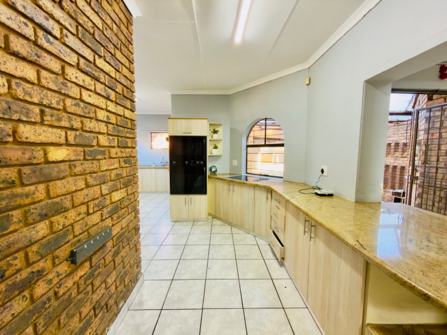 To Let 3 Bedroom Property for Rent in Glenvista Gauteng