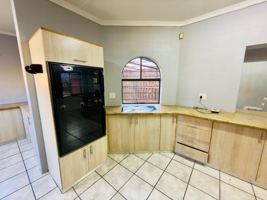 To Let 3 Bedroom Property for Rent in Glenvista Gauteng