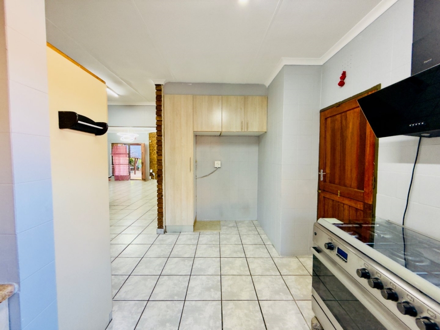 To Let 3 Bedroom Property for Rent in Glenvista Gauteng