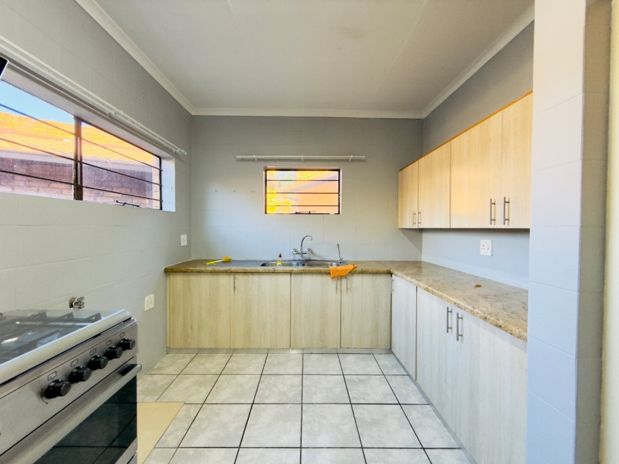 To Let 3 Bedroom Property for Rent in Glenvista Gauteng