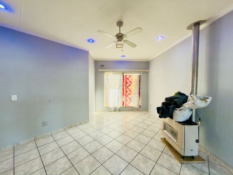 To Let 3 Bedroom Property for Rent in Glenvista Gauteng