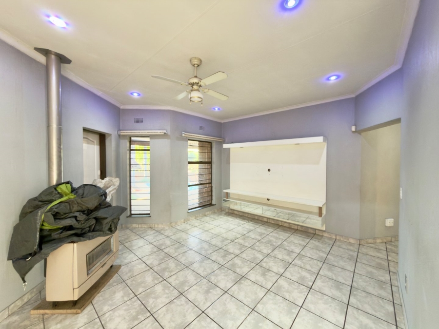 To Let 3 Bedroom Property for Rent in Glenvista Gauteng