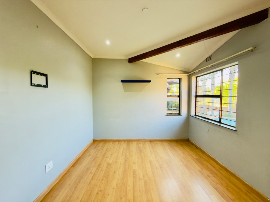 To Let 3 Bedroom Property for Rent in Glenvista Gauteng