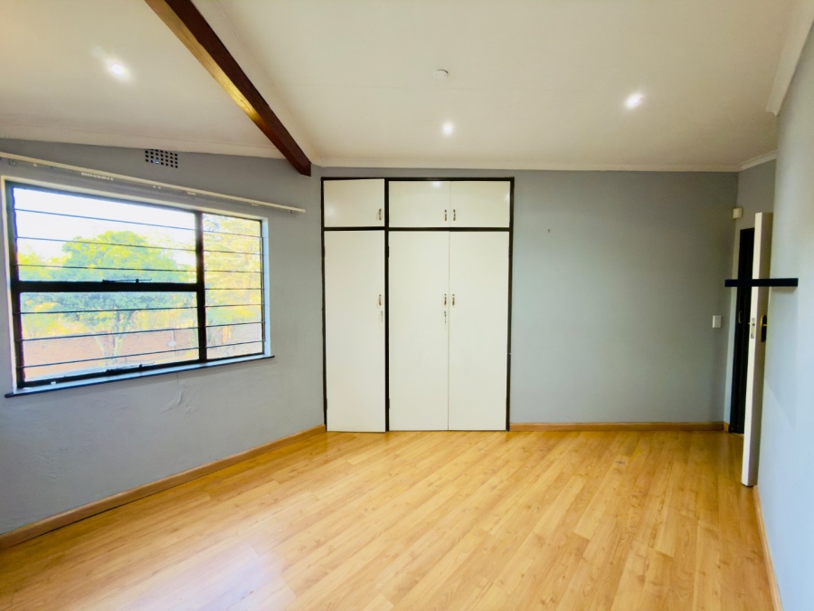 To Let 3 Bedroom Property for Rent in Glenvista Gauteng