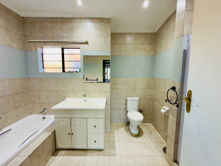 To Let 3 Bedroom Property for Rent in Glenvista Gauteng