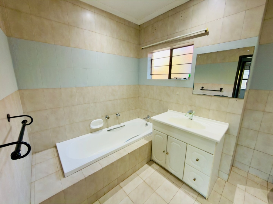 To Let 3 Bedroom Property for Rent in Glenvista Gauteng