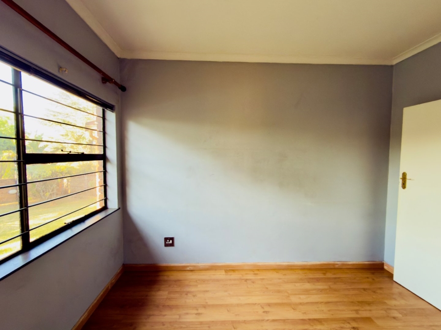 To Let 3 Bedroom Property for Rent in Glenvista Gauteng