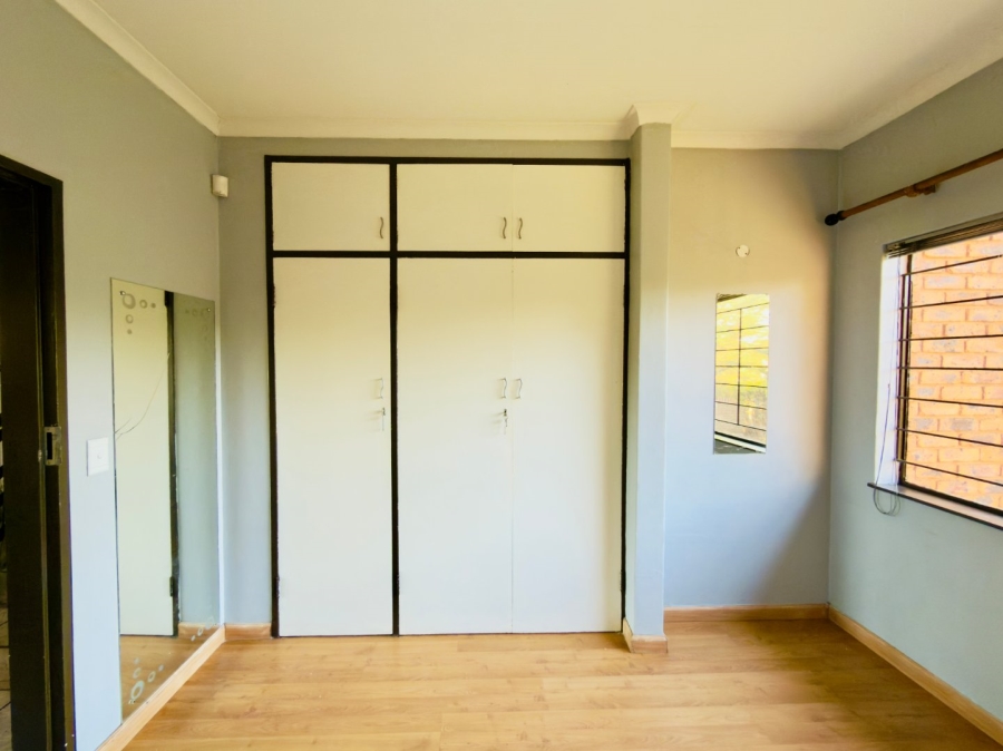 To Let 3 Bedroom Property for Rent in Glenvista Gauteng