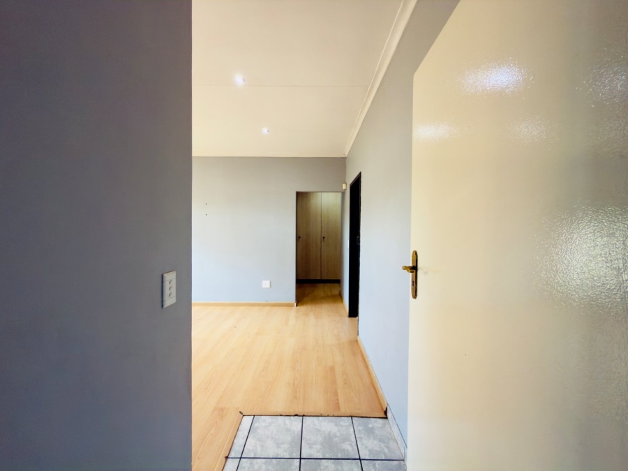To Let 3 Bedroom Property for Rent in Glenvista Gauteng