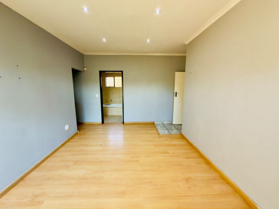 To Let 3 Bedroom Property for Rent in Glenvista Gauteng