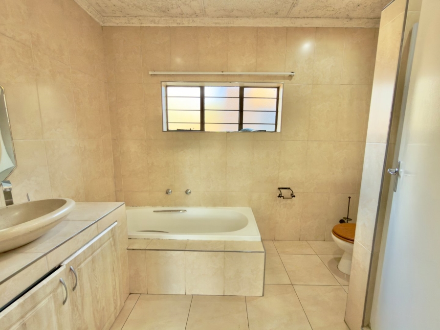 To Let 3 Bedroom Property for Rent in Glenvista Gauteng