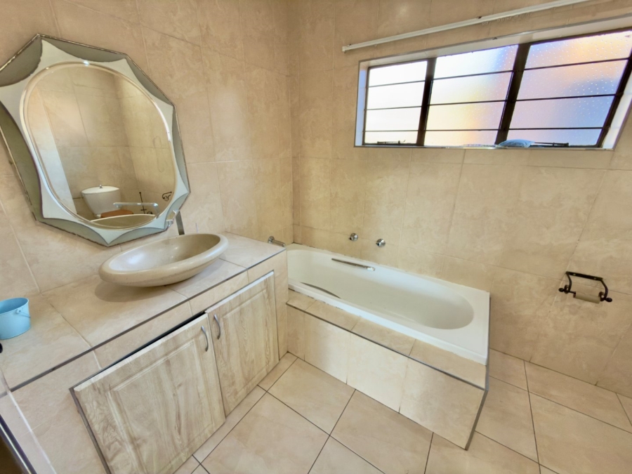 To Let 3 Bedroom Property for Rent in Glenvista Gauteng