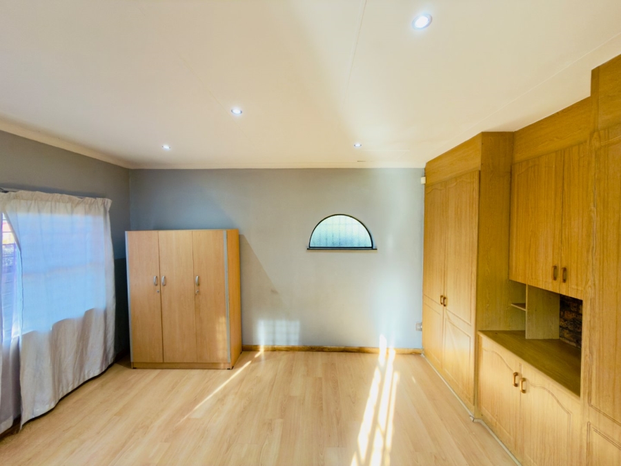 To Let 3 Bedroom Property for Rent in Glenvista Gauteng