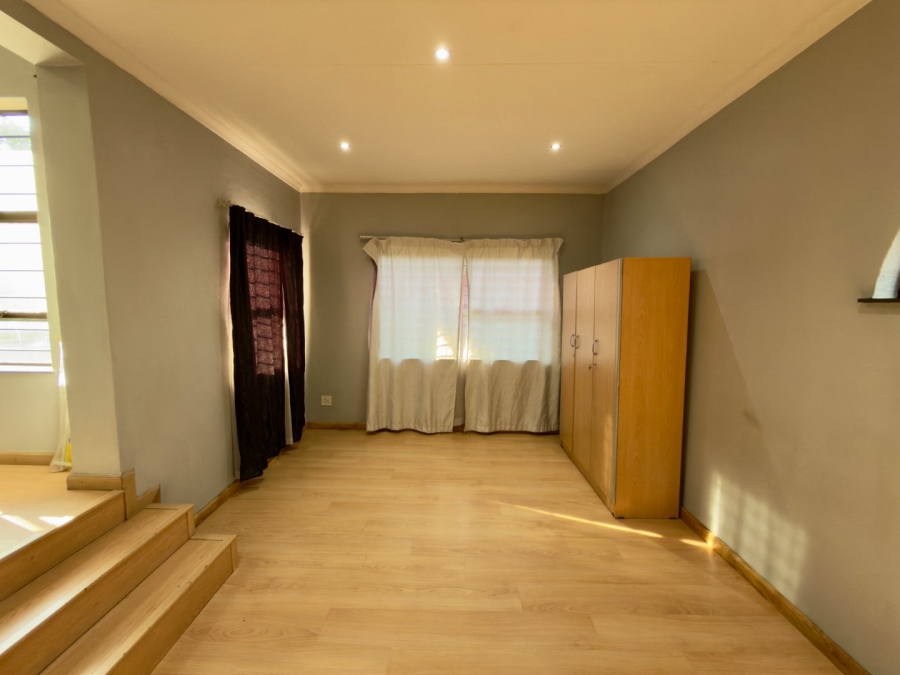 To Let 3 Bedroom Property for Rent in Glenvista Gauteng