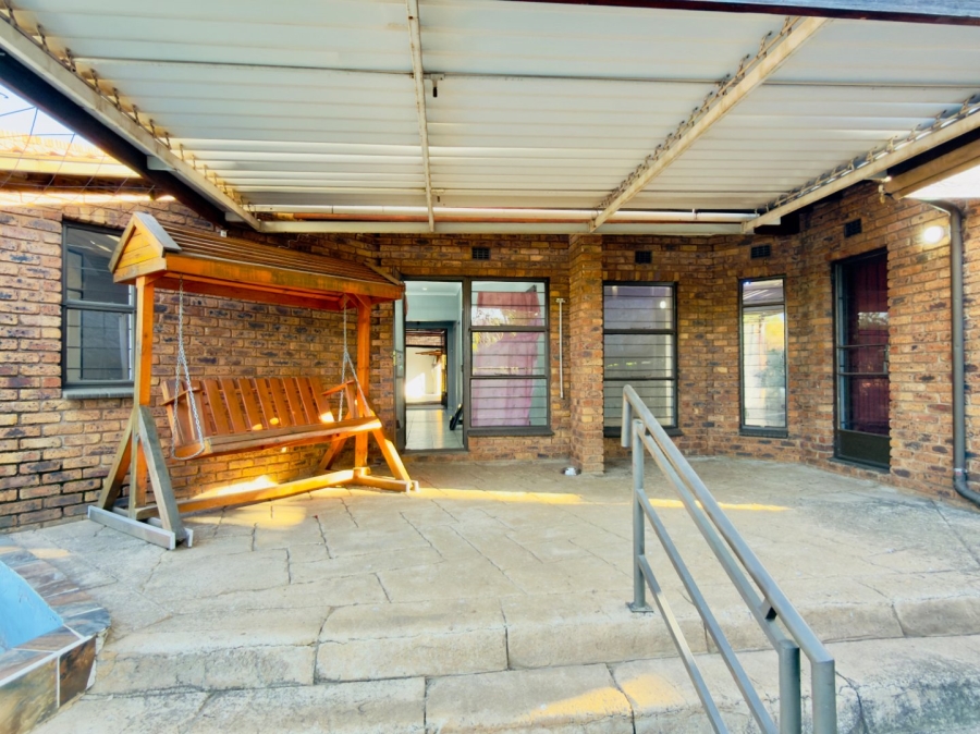 To Let 3 Bedroom Property for Rent in Glenvista Gauteng