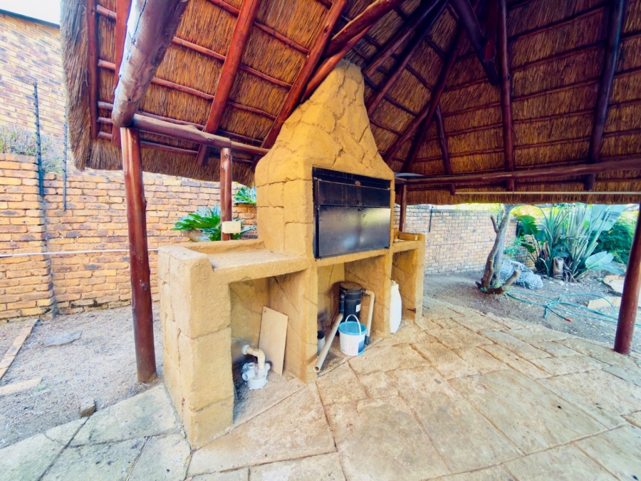 To Let 3 Bedroom Property for Rent in Glenvista Gauteng
