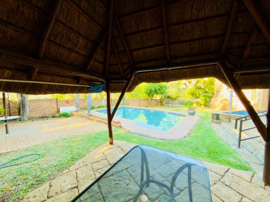 To Let 3 Bedroom Property for Rent in Glenvista Gauteng