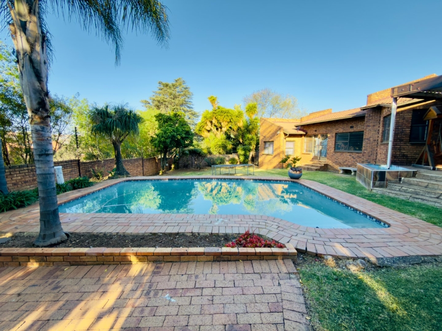 To Let 3 Bedroom Property for Rent in Glenvista Gauteng