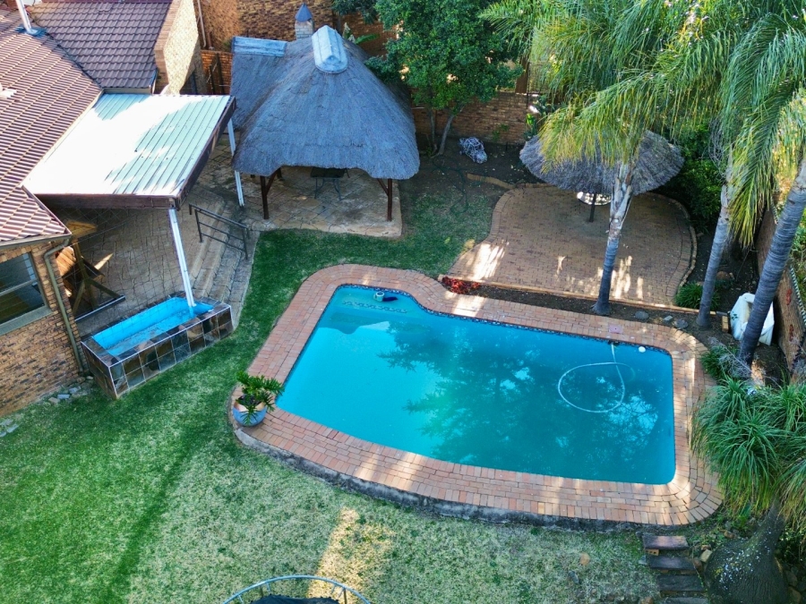 To Let 3 Bedroom Property for Rent in Glenvista Gauteng
