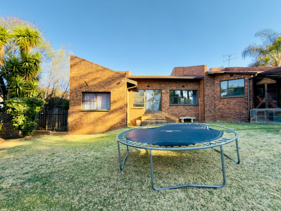 To Let 3 Bedroom Property for Rent in Glenvista Gauteng