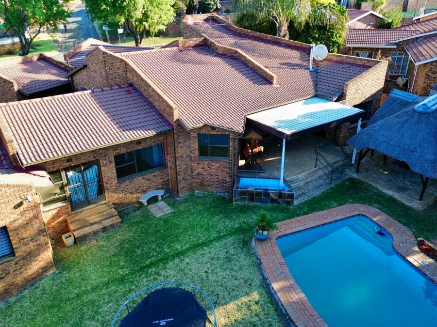 To Let 3 Bedroom Property for Rent in Glenvista Gauteng