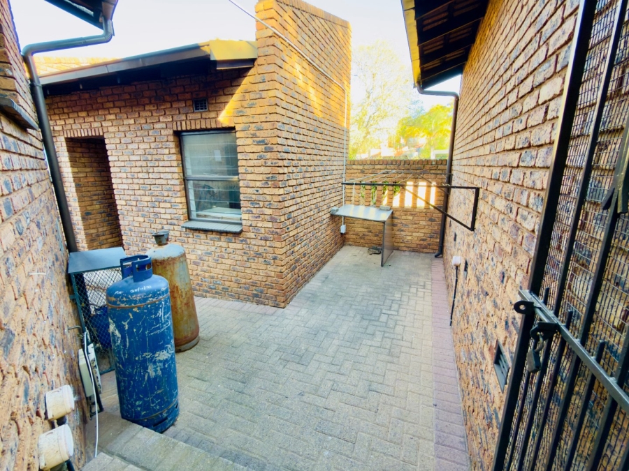 To Let 3 Bedroom Property for Rent in Glenvista Gauteng