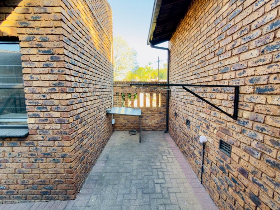 To Let 3 Bedroom Property for Rent in Glenvista Gauteng