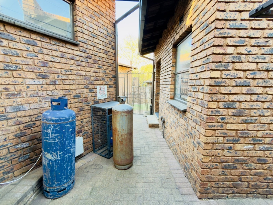 To Let 3 Bedroom Property for Rent in Glenvista Gauteng