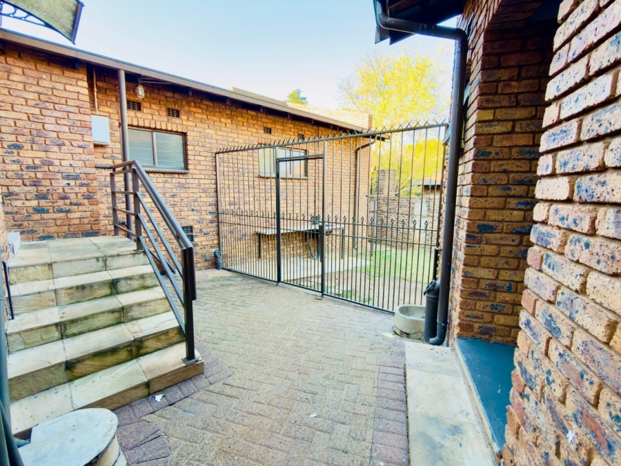 To Let 3 Bedroom Property for Rent in Glenvista Gauteng