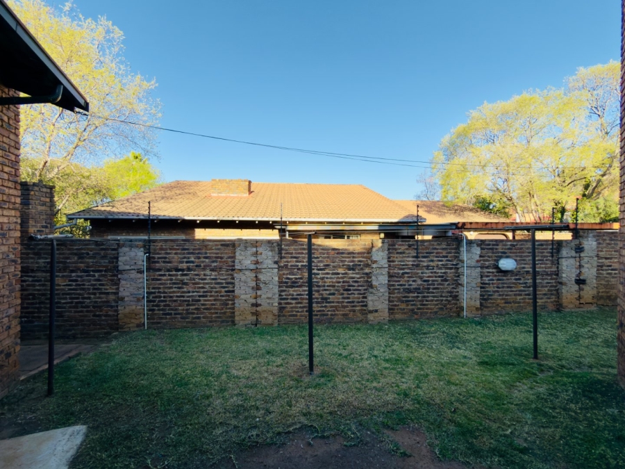 To Let 3 Bedroom Property for Rent in Glenvista Gauteng
