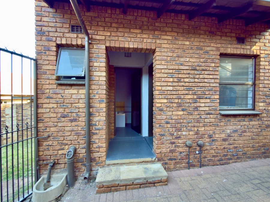 To Let 3 Bedroom Property for Rent in Glenvista Gauteng