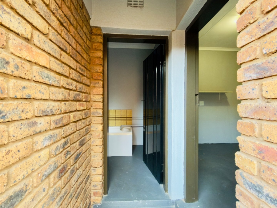 To Let 3 Bedroom Property for Rent in Glenvista Gauteng