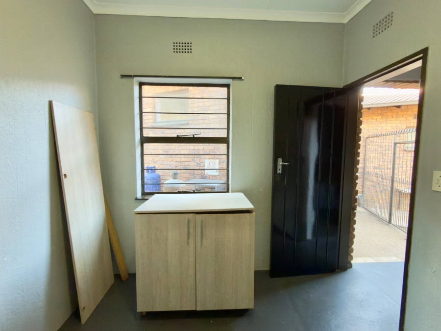 To Let 3 Bedroom Property for Rent in Glenvista Gauteng