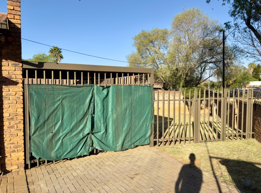 To Let 3 Bedroom Property for Rent in Glenvista Gauteng