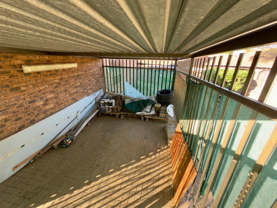 To Let 3 Bedroom Property for Rent in Glenvista Gauteng