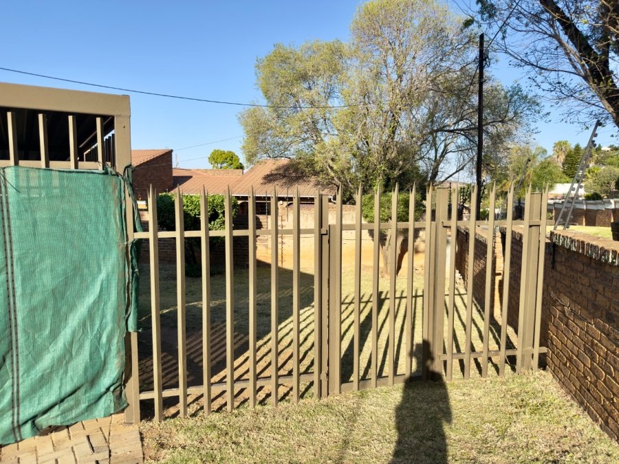 To Let 3 Bedroom Property for Rent in Glenvista Gauteng