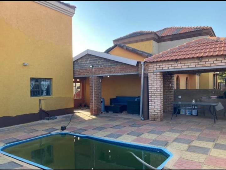 5 Bedroom Property for Sale in Zakariyya Park Gauteng