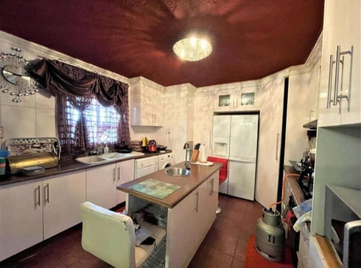 5 Bedroom Property for Sale in Zakariyya Park Gauteng