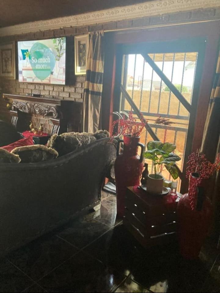 5 Bedroom Property for Sale in Zakariyya Park Gauteng