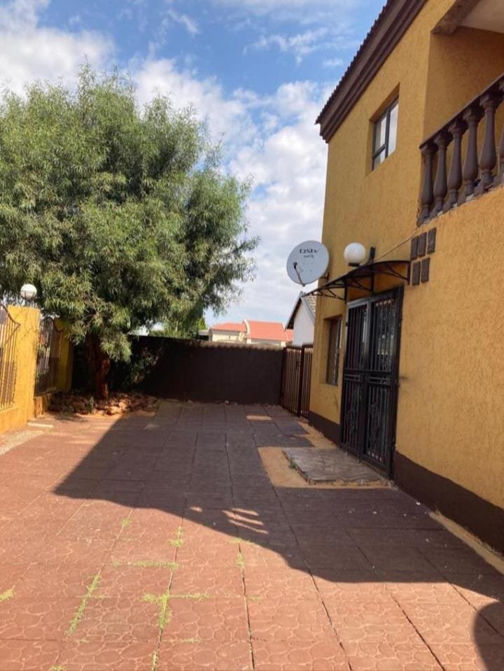 5 Bedroom Property for Sale in Zakariyya Park Gauteng