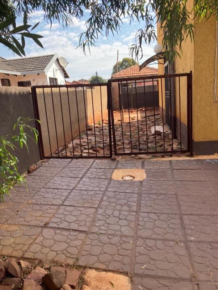 5 Bedroom Property for Sale in Zakariyya Park Gauteng